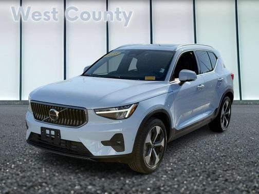 2025 Volvo XC40 B5 Plus Bright Theme