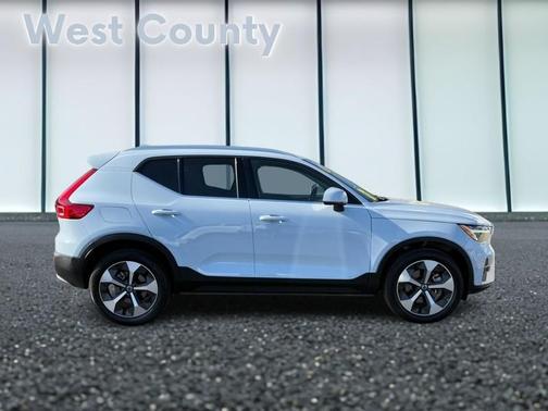 2025 Volvo XC40 B5 Plus Bright Theme