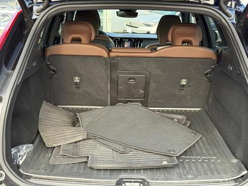 2024 Volvo XC60 B5 Plus Dark Theme