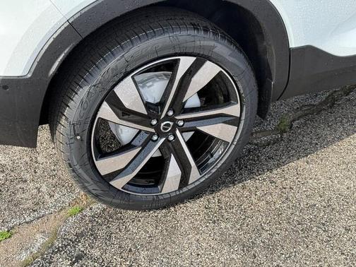 2025 Volvo XC40 B5 Ultra Bright Theme
