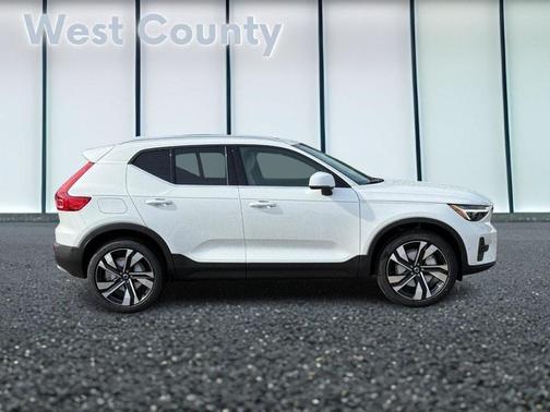 2025 Volvo XC40 B5 Ultra Bright Theme