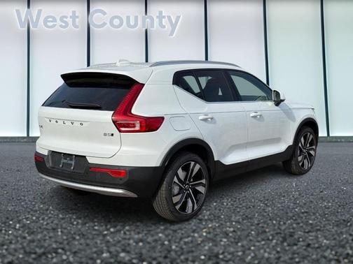 2025 Volvo XC40 B5 Ultra Bright Theme