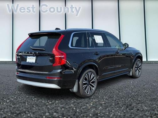 2022 Volvo XC90 T6 Momentum 7 Passenger