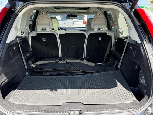 2022 Volvo XC90 T6 Momentum 7 Passenger
