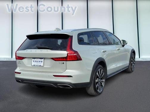 2021 Volvo V60 Cross Country T5