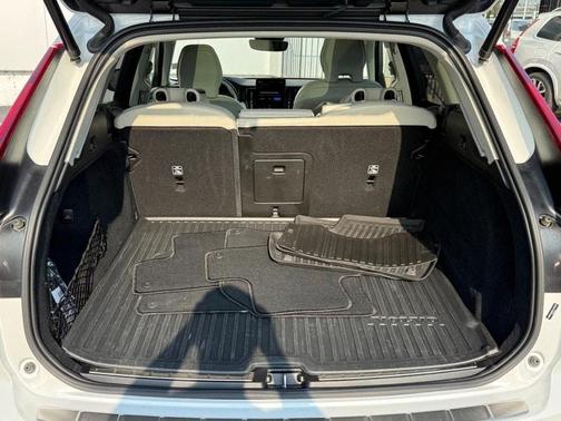 Crystal White 2026 Volvo XC60 B5 Ultra