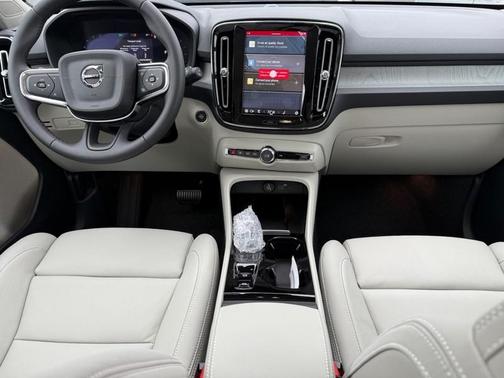 2025 Volvo XC40 B5 Plus Bright Theme