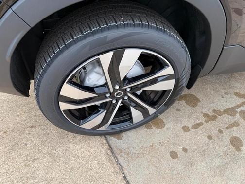 2025 Volvo XC40 B5 Plus Bright Theme