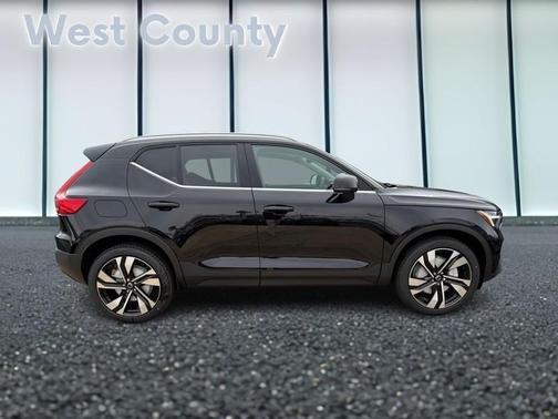 2025 Volvo XC40 B5 Plus Bright Theme