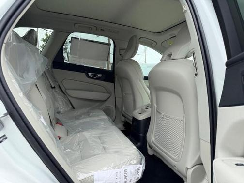 Crystal White 2026 Volvo XC60 Plug-In Hybrid T8 Ultra