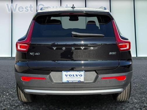 2025 Volvo XC40 B5 Core Bright Theme