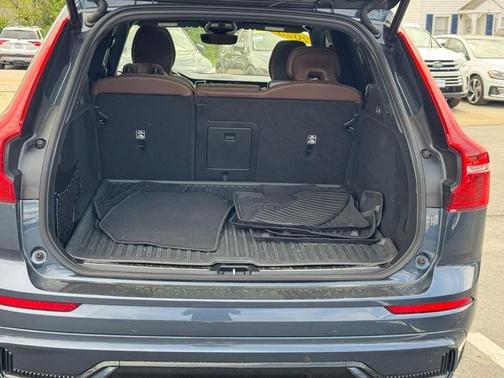 2023 Volvo XC60 B5 Ultimate Dark Theme