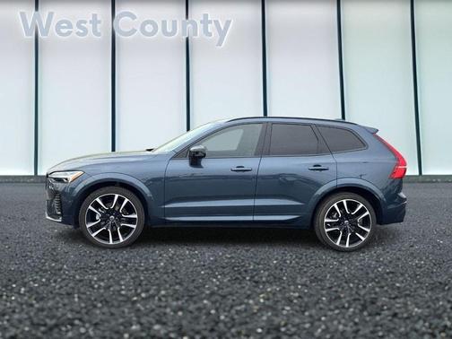 2023 Volvo XC60 B5 Ultimate Dark Theme