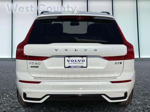 2024 Volvo XC60 B5 Plus Dark Theme