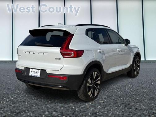 2025 Volvo XC40 B5 Plus Dark Theme
