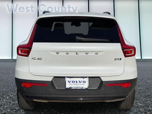 2025 Volvo XC40 B5 Plus Dark Theme