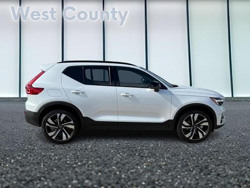 2025 Volvo XC40 B5 Plus Dark Theme