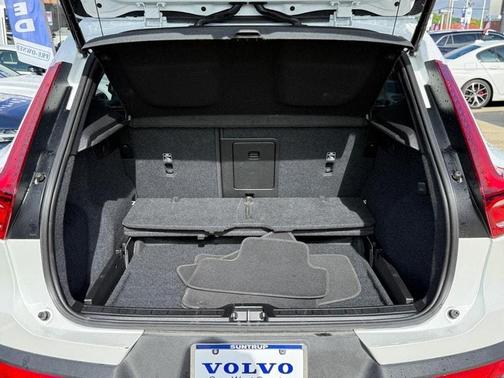 2025 Volvo XC40 B5 Plus Dark Theme