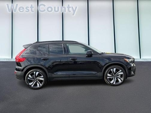 Onyx Black 2025 Volvo XC40 B5 Plus Dark Theme