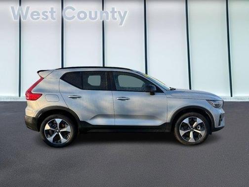 2025 Volvo XC40 B5 Plus Dark Theme