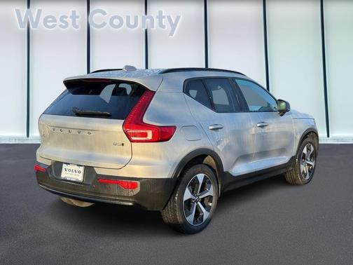 2025 Volvo XC40 B5 Plus Dark Theme