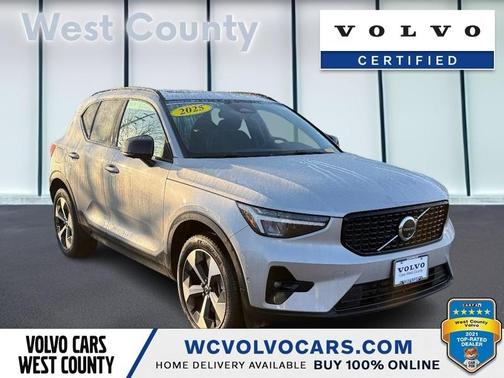 2025 Volvo XC40 B5 Plus Dark Theme
