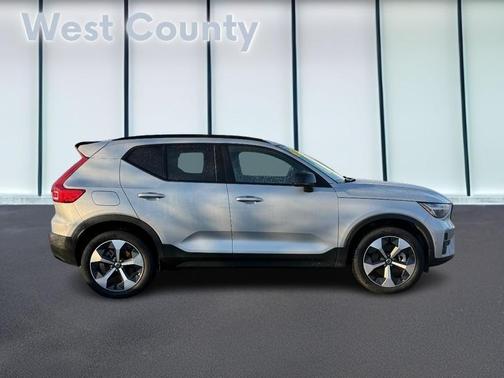2025 Volvo XC40 B5 Plus Dark Theme