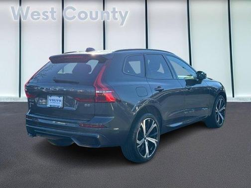 2023 Volvo XC60 B5 Ultimate Dark Theme