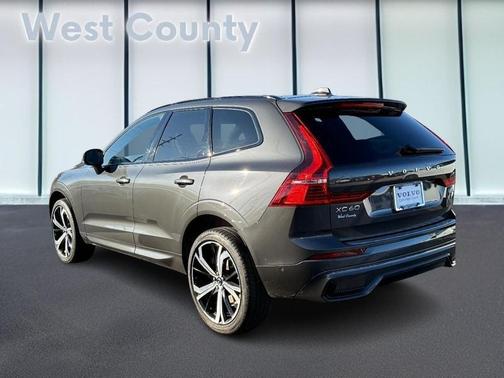 2023 Volvo XC60 B5 Ultimate Dark Theme