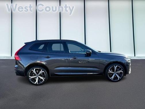 2023 Volvo XC60 B5 Ultimate Dark Theme