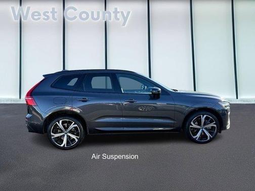 2023 Volvo XC60 B5 Ultimate Dark Theme