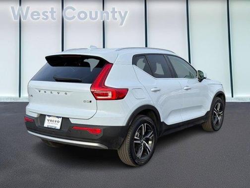 2025 Volvo XC40 B5 Core Bright Theme