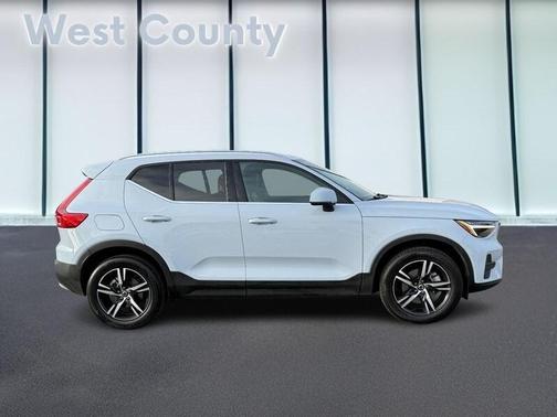 2025 Volvo XC40 B5 Core Bright Theme