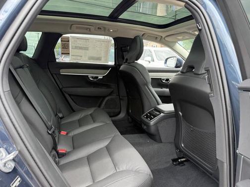 2025 Volvo V90 Cross Country B6 Plus