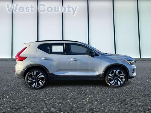 2025 Volvo XC40 B5 Plus Dark Theme