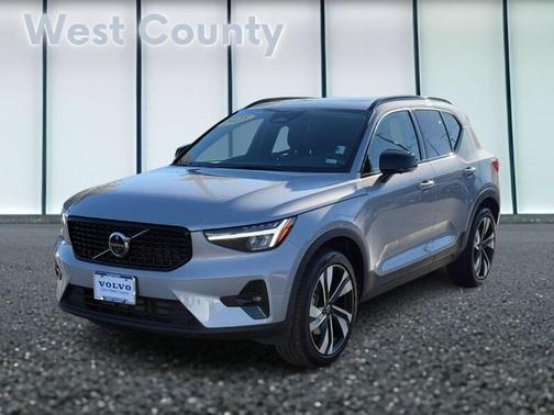 2025 Volvo XC40 B5 Plus Dark Theme