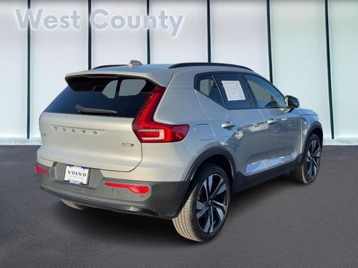 2025 Volvo XC40 B5 Plus Dark Theme