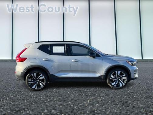 2025 Volvo XC40 B5 Plus Dark Theme