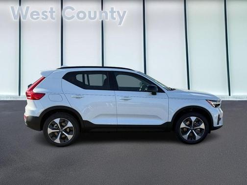 2026 Volvo XC40 B5 Core