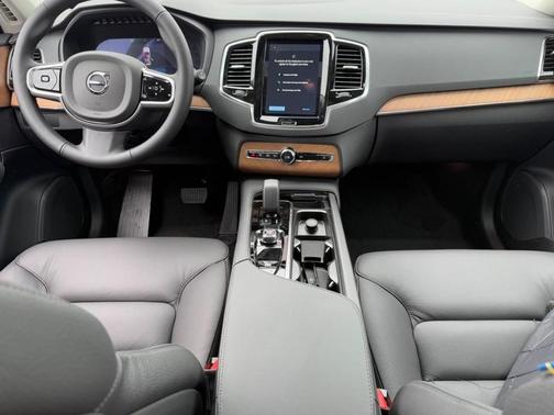 2025 Volvo XC90 B6 AWD Plus 7-Seater