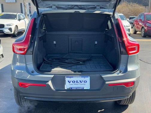 2023 Volvo XC40 B5 Plus Dark Theme