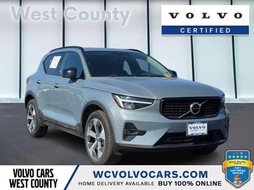 2023 Volvo XC40 B5 Plus Dark Theme