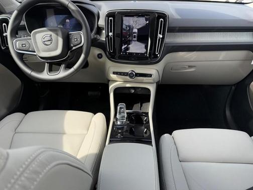2025 Volvo XC40 B5 Plus Dark Theme