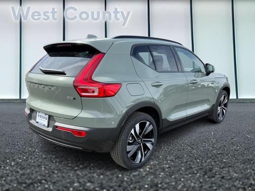 2025 Volvo XC40 B5 Plus Dark Theme