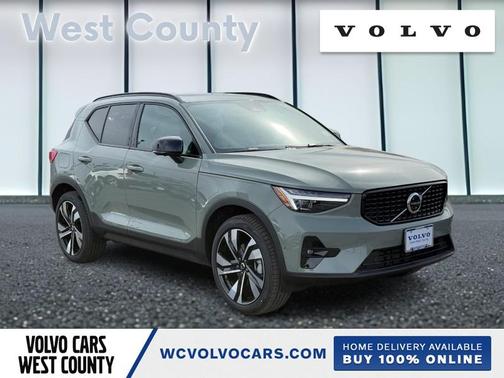 2025 Volvo XC40 B5 Plus Dark Theme