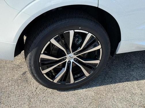 2025 Volvo XC60 B5 AWD Plus