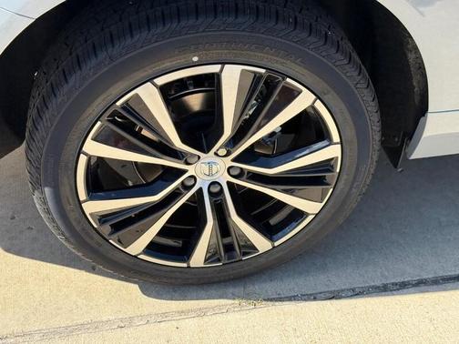 2025 Volvo XC60 B5 AWD Plus