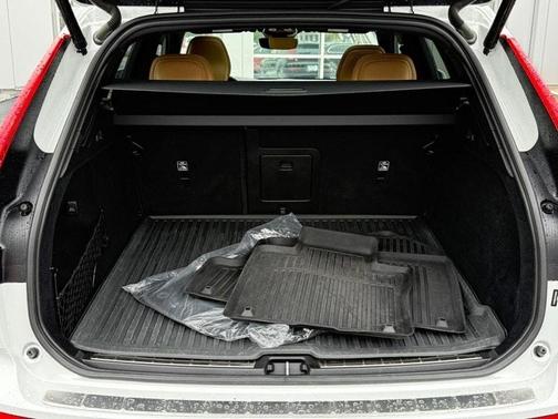 2023 Volvo XC60 B6 Ultimate Bright Theme
