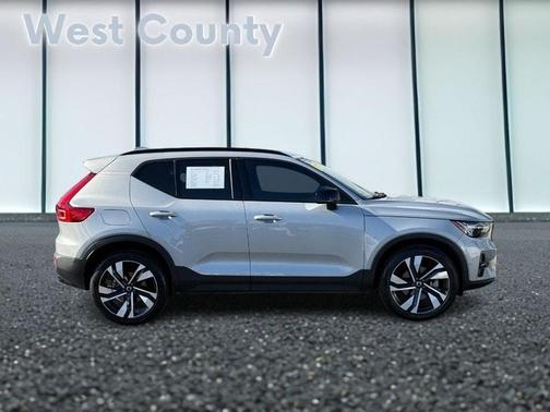 2023 Volvo XC40 B5 Ultimate Dark Theme