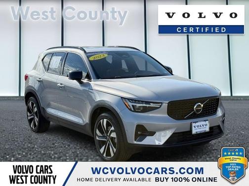 2023 Volvo XC40 B5 Ultimate Dark Theme